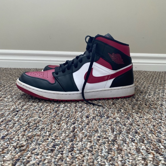Air Jordan 1’s MID - Picture 3 of 4